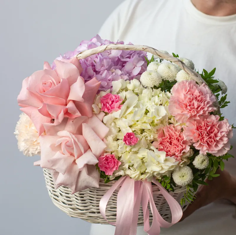 Букет из роз, гортензий, гвоздик, оксипеталума «Отражение»